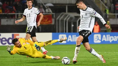 11 October 2021, North Macedonia, Skopje: Germany's Kai Havertz (R) scores his side's first goal during the 2022 FIFA World Cup European Qualification Group J soccer match between North Macedonia and Germany at Telekom Arena. Photo: Federico Gambarini/dpa