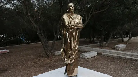 FILED - The bronze statue of legendary opera singer Maria Callas. The sculpture of La Diva stands opposite the Odeon of Herodes Atticus in a small park with olive trees close to the Acropolis of Athens. (Credit Image: © Aristidis VafeiadakisZUMA Press Wire Photo: Aristidis Vafeiadakis/ZUMA Press Wire/dpa