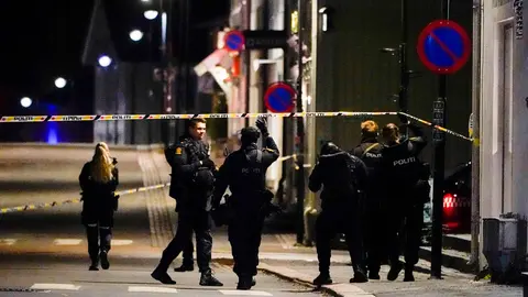 13 October 2021, Norway, Kongsberg: Police officers investigate the center of Kongsberg after a violent crime. Several people were killed and injured during a violent armed attack in the Norwegian town of Kongsberg on Wednesday, according to the police. Photo: Hakon Mosvold Larsen/NTB/dpa
