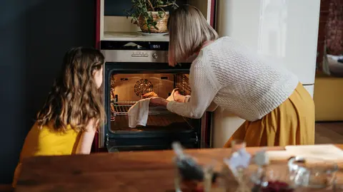 Oven-woman-cook-by-Pexels