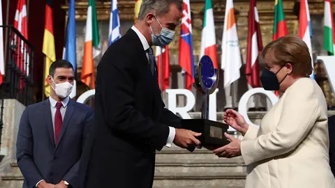 Angela Merkel (R) receives the Charles V European award from King Felipe VI, in the presence of Prime Minister Pedro Sánchez. Photo: La Moncloa.