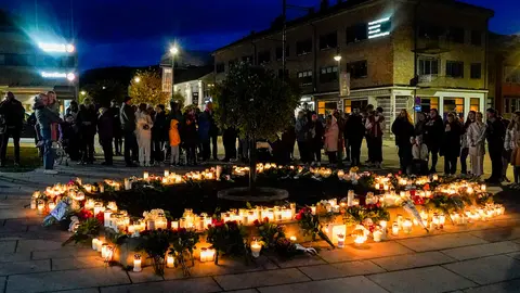 14 October 2021, Norway, Kongsberg: People stand in front of flowers and candles laid in memory of the victims of the Violent armed attack in Kongsberg, which left five dead and two injured. Photo: Terje Bendiksby/NTB/dpa
