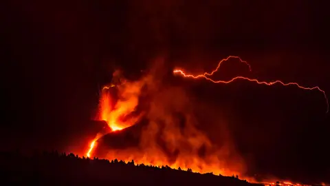 12 October 2021, Spain, La Palma: Lava flows from the volcano Cumbre Vieja on the Canary Island of La Palma. After the collapse of the northern flank of the volcanic cone of Cumbre Vieja, a new lava flow has formed, causing further destruction on La Palma. Photo: Alexandre Diaz/EUROPA PRESS/dpa