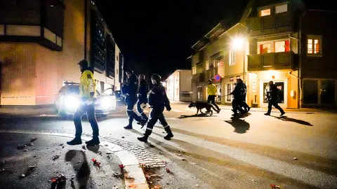 FILED - 13 October 2021, Norway, Kongsberg: Police officers investigate the center of Kongsberg after a violent crime. Several people were killed and injured during a violent armed attack in the Norwegian town of Kongsberg on Wednesday, according to the police. Photo: Hakon Mosvold Larsen/NTB/dpa