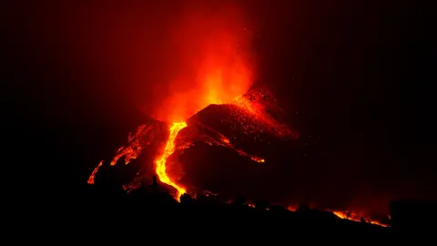 10 October 2021, Spain, La Palma: Lava flows from the volcano Cumbre Vieja on the Canary Island of La Palma. After the collapse of the northern flank of the volcanic cone of Cumbre Vieja, a new lava flow has formed, causing further destruction on La Palma. Photo: Europa Press/EUROPA PRESS/dpa