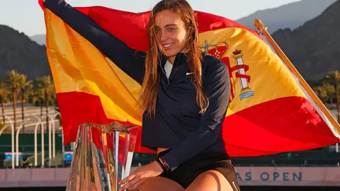 17 October 2021, US, Indian Wells: Spainsh tennis player Paula Badosa celebrates after winning the Women's Singles final match of the BNP Paribas Open Tennis Tournament against Belarus' Victoria Azarenka at the Indian Wells Tennis Garden. Photo: Charles Baus/CSM via ZUMA Wire/dpa
