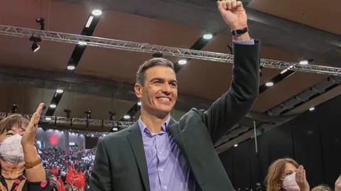 Prime Minister Pedro Sanchez, fist raised, in the 40th Congress of his party, the PSOE. Photo: Eva Ercolanese / PSOE.