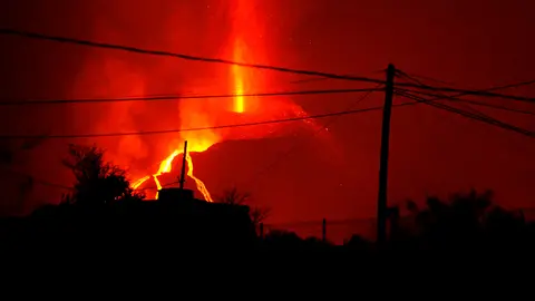 17 October 2021, Spain, La Palma: Cumbre Vieja volcano spews ash and smoke, on the Canary Island of La Palma. Photo: -/EUROPA PRESS/dpa
