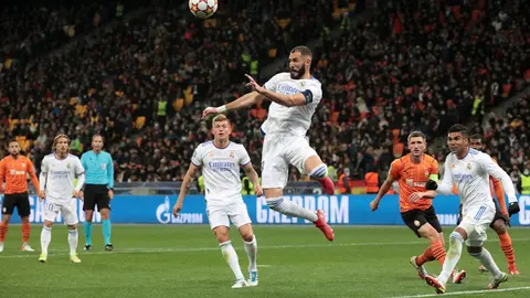 19 October 2021, Ukraine, Kyiv: Real Madrid's Karim Benzema (C) in action during the UEFA Champions League Group D soccer match between FC Shakhtar Donetsk and Real Madrid CF at National Sports Complex. Photo: -/ukrin/dpa