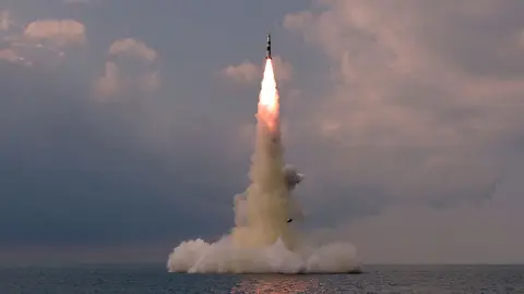 HANDOUT - 20 October 2021, North Korea, Sinpo: A photo provided by the North Korean Central News Agency (KCNA) on 20 October 2021 shows a submarine-launched ballistic missile (SLBM) being fired in waters off the east coast the previous day. Photo: -/KCNA/dpa - ATTENTION: editorial use only and only if the credit mentioned above is referenced in full