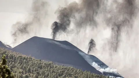 20 October 2021, Spain, La Palma: Lava flows from the volcano on La Palma close to the village of La Laguna. Photo: Europa Press/EUROPA PRESS/dpa