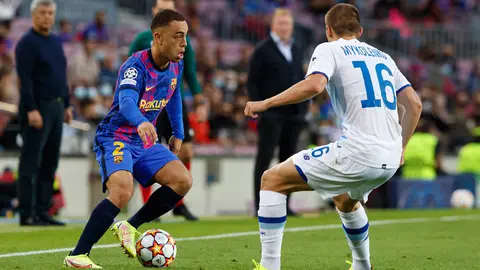 20 October 2021, Spain, Barcelona: Barcelona's Sergino Dest (L) and Dynamo's Vitaliy Mykolenko battle for the ball during the UEFA Champions League Group E soccer match between FC Barcelona and FC Dynamo Kyiv at the Camp Nou Stadium. Photo: David Ramirez/DAX via ZUMA Press Wire/dpa