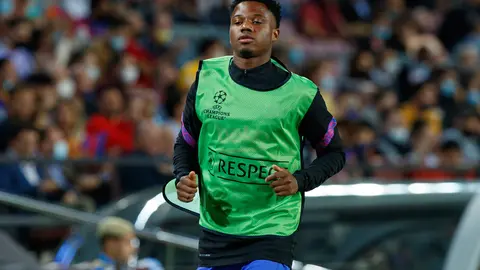 20 October 2021, Spain, Barcelona: Barcelona's Ansu Fati warms up on the sidelines during the UEFA Champions League Group E soccer match between FC Barcelona and FC Dynamo Kyiv at the Camp Nou Stadium. Photo: David Ramirez/DAX via ZUMA Press Wire/dpa.