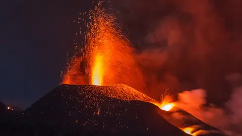 20 October 2021, Spain, La Palma: Lava flows from Cumbre Vieja during an eruption. Photo: -/EUROPA PRESS/dpa