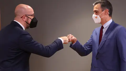 HANDOUT - 21 October 2021, Belgium, Brussels: European Council President Charles Michel (L) bumps fists with Spanish Prime Minister Pedro Sanchez (R) ahead of their meeting. Photo: Francois Lenoir/EU Council/dpa - ATTENTION: editorial use only and only if the credit mentioned above is referenced in full