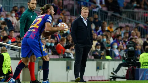 20 October 2021, Spain, Barcelona: Barcelona head coach Ronald Koeman stands on the touchline during the UEFA Champions League Group E soccer match between FC Barcelona and FC Dynamo Kyiv at the Camp Nou Stadium. Photo: David Ramirez/DAX via ZUMA Press Wire/dpa