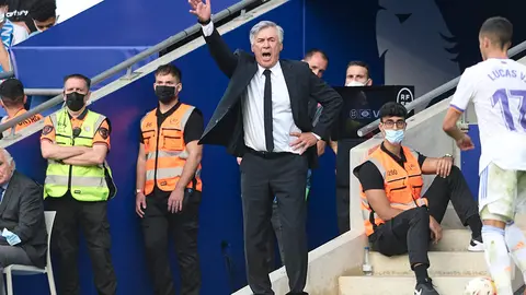 03 October 2021, Spain, Cornella de Llobregat: Real Madrid head coach Carlo Ancelotti gestures on the touchline during the Spanish La Liga soccer match between RCD Espanyol and Real Madrid at RCDE Stadium. Photo: Gerard Franco/DAX via ZUMA Press Wire/dpa