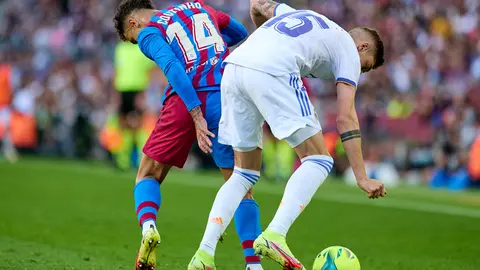 24 October 2021, Spain, Barcelona: Barcelona's Philippe Coutinho (L) and Real Madrid's Federico Valverde battle for the ball during the Spanish La Liga soccer match between FC Barcelona and Real Madrid at Camp Nou. Photo: Gerard Franco/DAX via ZUMA Press Wire/dpa