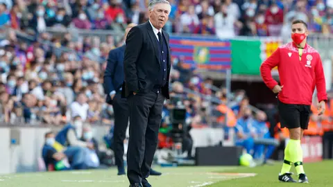 24 October 2021, Spain, Barcelona: Real Madrid coach Carlo Ancelotti stands on the touchline during the Spanish La Liga soccer match between FC Barcelona and Real Madrid at Camp Nou. Photo: David Ramirez/DAX via ZUMA Press Wire/dpa