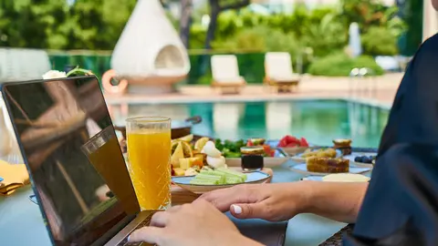 Hotel laptop swimming pool by Pixabay.