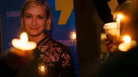 23 October 2021, US, Albuquerque: People hold candles during a vigil at the Albuquerque Civic Plaza to remember the Ukrainian-American cinematographer Halyna Hutchins after her death on the set of the film Rust. The film's director of photography Halyna Hutchins, 42, and director Joel Souza, 48, were shot when a prop firearm was discharged by actor Alec Baldwin, 68, on the set at Bonanza Creek Ranch, according to the sheriff's office statement. Photo: Nadav Soroker/Albuquerque Journal via ZUMA/dpa