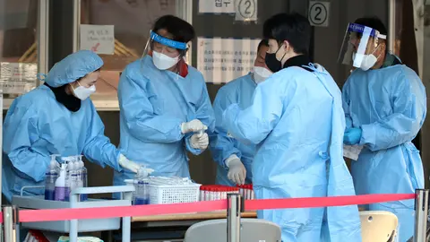 24 October 2021, South Korea, Seoul: Health workers make preparations to conduct COVID-19 tests at a testing site near Seoul Station in central Seoul. South Korea records 1,423 new cases of coronavirus and 21 deaths in the last 24 hours. Photo: -/YNA/dpa