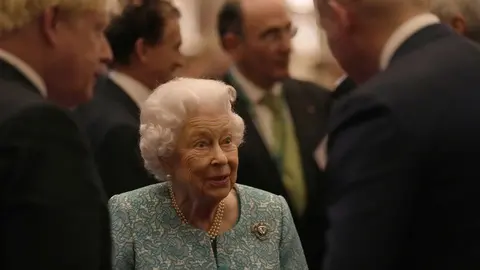 19 October 2021, United Kingdom, Windsor: Queen Elizabeth II and UK Prime Minister Boris Johnson meet attendees during a reception for delegates of the Global Investment Conference at Windsor Castle. Photo: Alastair Grant/PA Wire/dpa.
