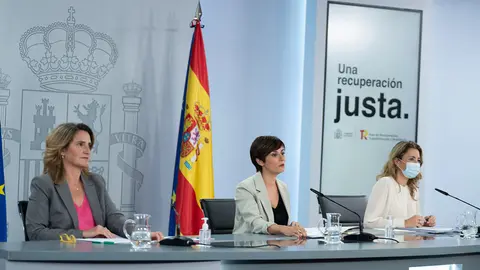 26/10/2021 The Third Vice President of the Government and Minister for the Ecological Transition and the Demographic Challenge, Teresa Ribera (L), the Minister of Territorial Policy and Government Spokesperson, Isabel Rodríguez (C), and the Minister of Transport, Mobility and Urban Agenda, Raquel Sánchez, during the press conference after the Council of Ministers. Photo: La Moncloa.