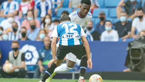 03 October 2021, Spain, Cornella de Llobregat: Real Madrid's Vinicius Junior (R) and Espanyol's Oscar Gil battle for the ball during the Spanish La Liga soccer match between RCD Espanyol and Real Madrid at RCDE Stadium. Photo: Gerard Franco/DAX via ZUMA Press Wire/dpa.