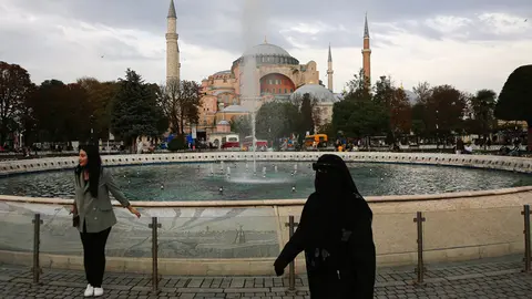 11 October 2021, Turkey, Istanbul: People walk in front of the Hagia Sophia Mosque. Turkey recorded 188 deaths from the coronavirus in the last 24 hours. Photo: Hakan Akgun/SOPA Images via ZUMA Press Wire/dpa.