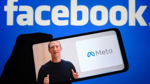 28 October 2021, Ukraine, ---: Facebook CEO Mark Zuckerberg is seen on a video displayed on a smartphone screen as he announces the new name for Facebook. Facebook changed its corporate name to Meta in a nod to the "metaverse." Photo: Pavlo Gonchar/SOPA Images via ZUMA Press Wire/dpa