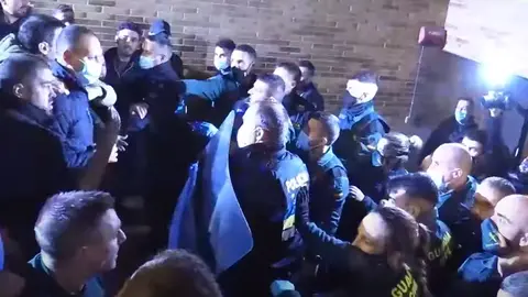 People from Lardero struggle with civil guards in front of the garage of the building where the crime was allegedly committed. Image: YouTube screenshot.