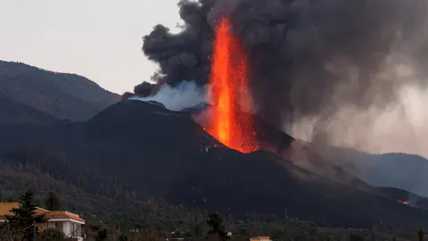 28 October 2021, Spain, La palma: Smoke and Lava flow from the volcano Cumbre Vieja, during its eruption in La Palma on the Canary Islands. Photo: Europa Press/EUROPA PRESS/dpa.