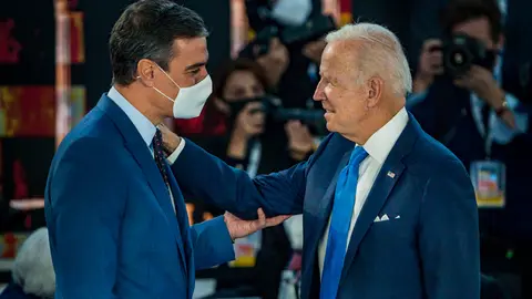 30 October 2021, Italy, Rome: Spanish Prime Minister Pedro Sanchez speaks with US President Joe Biden at the start of a plenary session on day one of the G20 World Leaders Summit at Rome Convention Center (La Nuvola). Photo: Celestino Arce Lavin/ZUMA Press Wire/dpa
