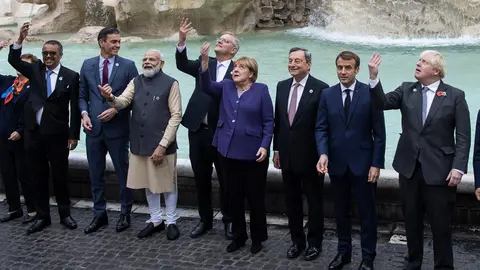 31 October 2021, Italy, Rome: (L-R) Spanish Prime Minister Pedro Sanchez, Indian Prime Minister Narendra Modi, Australian Prime Minister Scott Morrison, German Chancellor Angela Merkel, Italian Prime Minister Mario Draghi, French President Emmanuel Macron, and UK Prime Minister Boris Johnson toss coins in the Trevi fountain during their visit to the famous fountain on the sidelines of the G20 of World Leaders Summit. Photo: Oliver Weiken/dpa.
