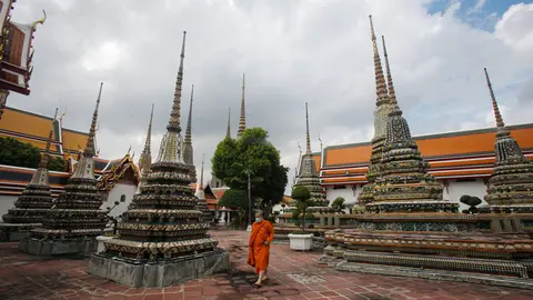 01 November 2021, Thailand, Bangkok: A Buddhist monk wearing a face mask visits Wat Pho during the reopening. Thailand is welcoming people travelling by air from a total of 63 countries with low coronavirus numbers from Monday. Photo: Chaiwat Subprasom/SOPA Images via ZUMA Press Wire/dpa.