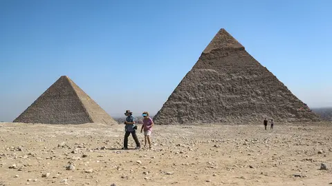 01 November 2021, Egypt, Giza: Tourist walk in front of the Giza pyramids during the "Jump Like a Pharaoh" skydiving event. Photo: Gehad Hamdy/dpa.
