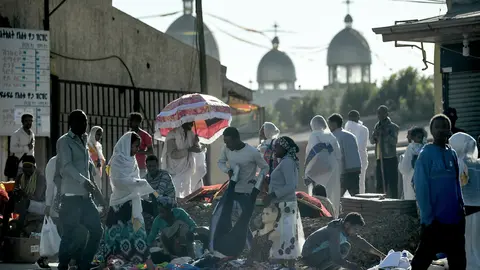 FILED - 30 January 2019, Ethiopia, Addis Ababa: People purchase goods from street vendors in Addis Ababa. Ethiopian authorities have called on residents of Addis Ababa to mount an armed defence of their residential areas. Photo: Britta Pedersen/dpa-Zentralbild/dpa.