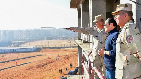 FILED - 13 December 2018, Egypt, Cairo: Egyptian President Abdelfatah al-Sisi (C) visits Egypt's new administrative capital. The Egyptian government will start moving to the country’s new capital, east of Cairo, next month, a presidential official said on Wednesday. Photo: -/Egyptian Presidency/dpa - ATTENTION: editorial use only and only if the credit mentioned above is referenced in full.