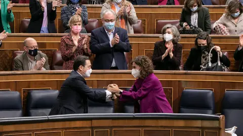 Applause and congratulations to the Minister of Finance, Maria Jesus Montero, after the vote on the Budget Bill for 2022. Photo: Eva Ercolanese/Psoe.