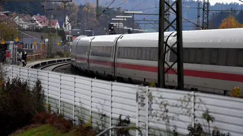 06 November 2021, Bavaria, Seubersdorf: A general view of the ICE train passengers at the Seubersdorf station. Three people were seriously injured in a knife attack on the Passau-Hamburg ICE train on Saturday. The suspected perpetrator, a 27-year-old man, was arrested, Bavarian police announced after a large-scale operation at the Seubersdorf train station. Photo: Angelika Warmuth/dpa.