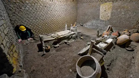 04 November 2021, Italy, Pompei: A general view of a still intact slaves room after it was discovered at the villa of Civita Giuliana in Pompeii. Photo: Ciro Fusco/ANSA via ZUMA Press/dpa,