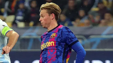 02 November 2021, Ukraine, Kyiv: Dynamo's Serhiy Sydorchuk (L) and Barcelona's Frenkie de Jong battle for the ball during the UEFA Champions League Group E soccer match between FC Dynamo Kyiv and FC Barcelona at the Olimpiyskiy stadium. Photo: -/Ukrinform/dpa.