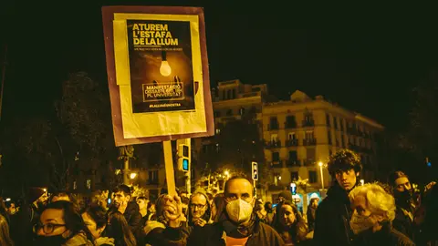 06 November 2021, Spain, Barcelona: People take part in a protest against rising energy prices. Photo: Matthias Oesterle/ZUMA Press Wire/dpa