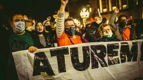 06 November 2021, Spain, Barcelona: People take part in a protest against rising energy prices. Photo: Matthias Oesterle/ZUMA Press Wire/dpa
