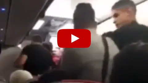 Still from the video published by Vox about what happened inside the plane after landing in Palma de Mallorca. Image: Jorge Campos Asensi.