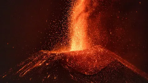 06 November 2021, Spain, La Palma: Lava flows out of the volcano Cumbre Vieja, during its eruption in La Palma on the Canary Islands. Photo: Kike Rincón/EUROPA PRESS/dpa.