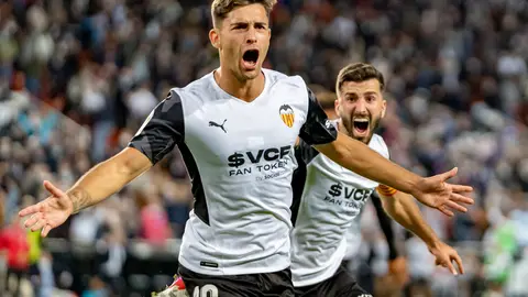 07 November 2021, Spain, Valencia: Valencia's Hugo Duro celebrates scoring a goal during the Spanish LaLiga soccer match between Valencia CF and Atletico de Madrid at Mestalla Stadium. Photo: Xisco Navarro/SOPA Images via ZUMA Press Wire/dpa
