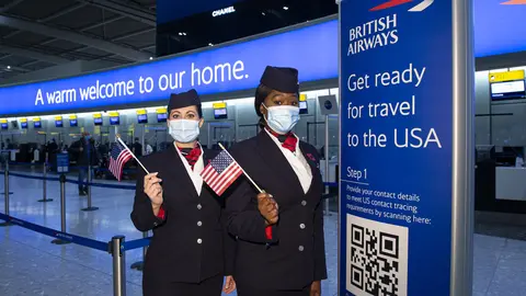 08 November 2021, United Kingdom, London: British Airways ambassadors Elysa Marsden (L) and Eugenia Okwaning stand at London Heathrow Airport ahead of the departure of British Airways flight BA001, which departs synchronously with Virgin Atlantic flight VS3 on parallel runways to New York JFK to celebrate the reopening of the transatlantic travel corridor. After more than 600 days, the travel ban in the USA due to the Corona pandemic is lifted. Photo: Anthony Upton/PA Wire/dpa.
