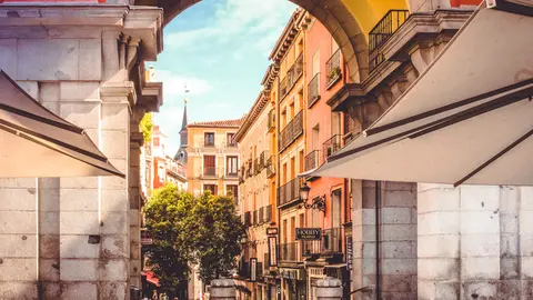 Facades of buildings seen from the Plaza Mayor in Madrid. Photo: Unsplash.